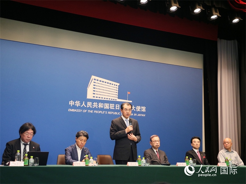 中國駐日本大使吳江浩（左三）致辭。人民網(wǎng) 許可攝