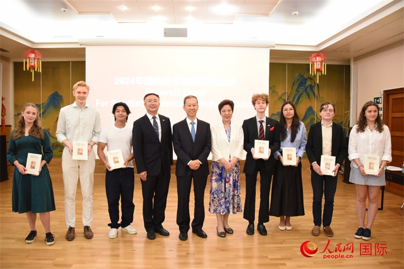 中國駐瑞典大使崔愛民與赴華瑞典留學(xué)生合影。人民網(wǎng)記者 殷淼攝