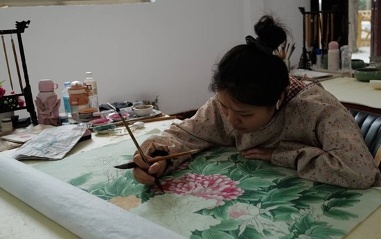 當?shù)剞r(nóng)民畫師正在作畫。受訪者供圖