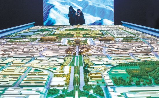 首都博物館“輝煌中軸”展廳內(nèi)，十六米長的中軸線沙盤，配以立體投影技術(shù)，展現(xiàn)北京中軸線之壯美。 本報(bào)記者 武亦彬攝