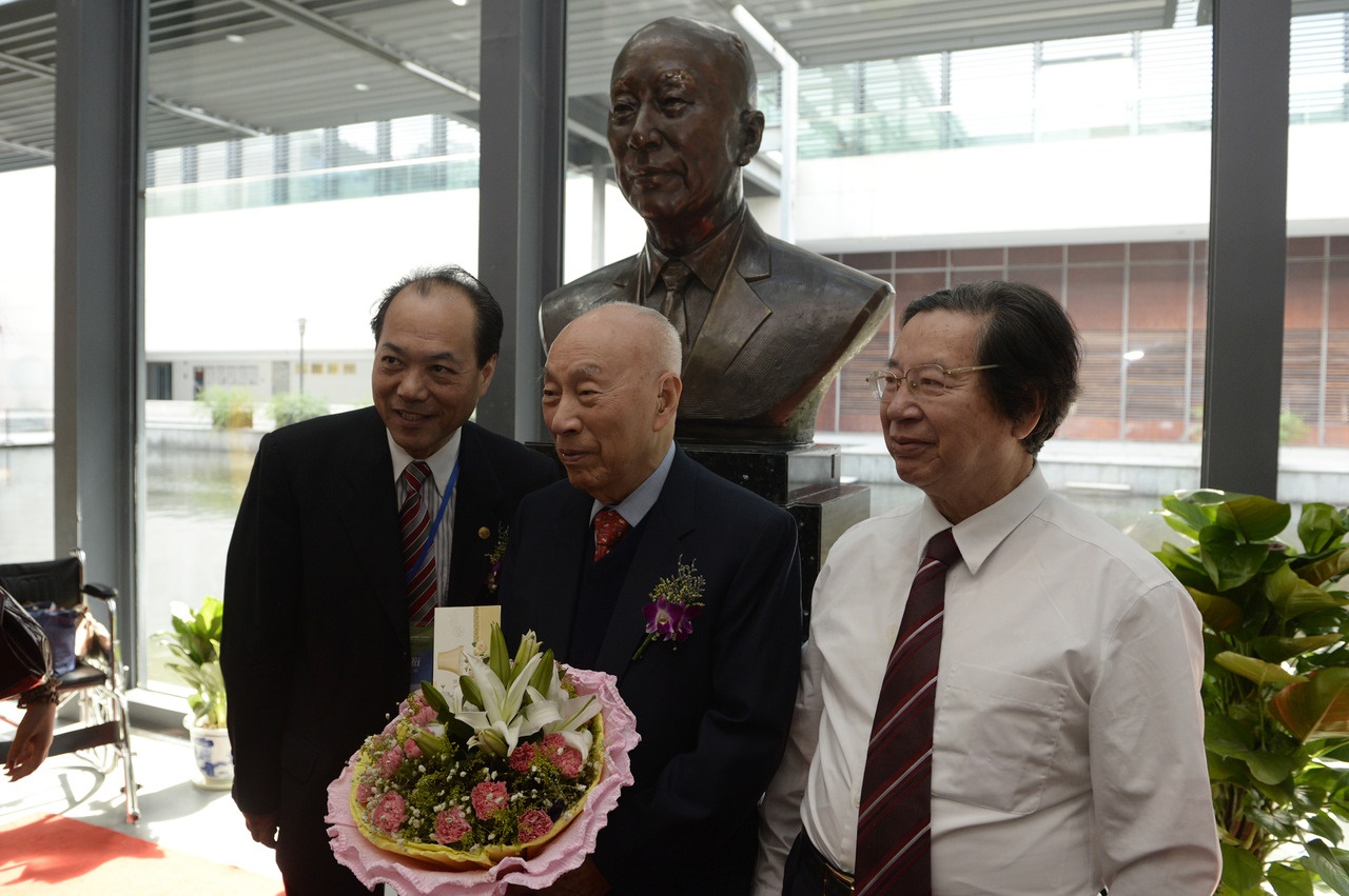 2014年7月31日，“寧波幫”代表人士李達(dá)三（中）在自己的塑像前留影。圖片來源：新華社
