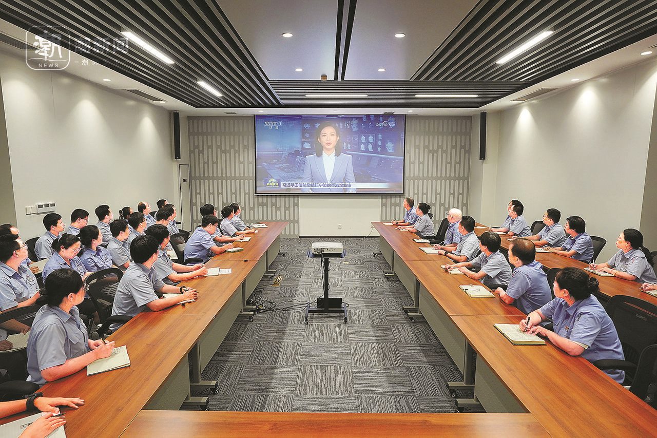 2024年8月1日晚，寧波永新光學(xué)股份有限公司員工集體觀看央視《新聞聯(lián)播》關(guān)于國家主席習(xí)近平給包陪慶、曹其鏞等祖籍寧波的香港企業(yè)家回信的報(bào)道。潮新聞?dòng)浾?賀元?jiǎng)P 彭鵬 周旭輝 攝