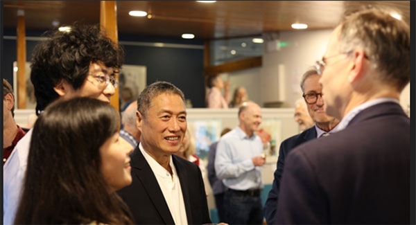 盧中見與嘉賓交流中國畫。許晉熙攝