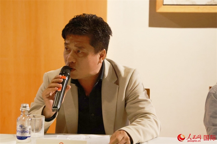 巴西中國浙江商會會長鄭俠茂在座談會上致辭。人民網(wǎng)記者 陳海琪攝