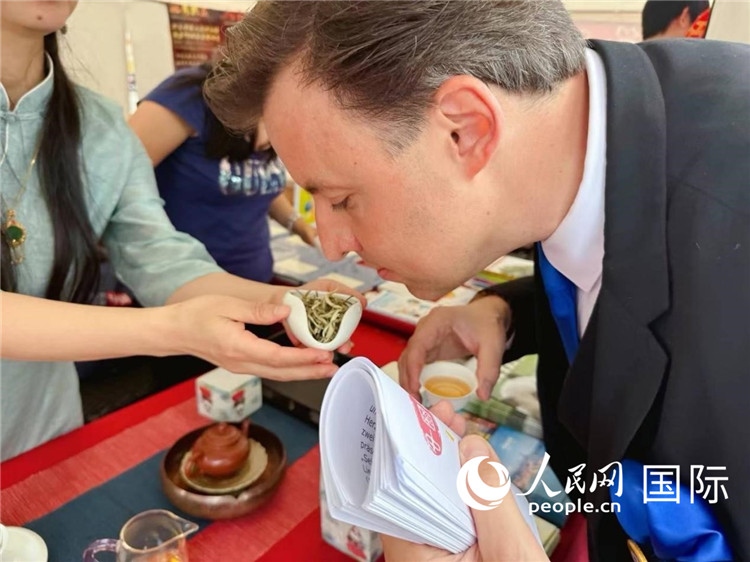 德國(guó)市民品鑒中國(guó)茶。人民網(wǎng)記者 劉赫攝