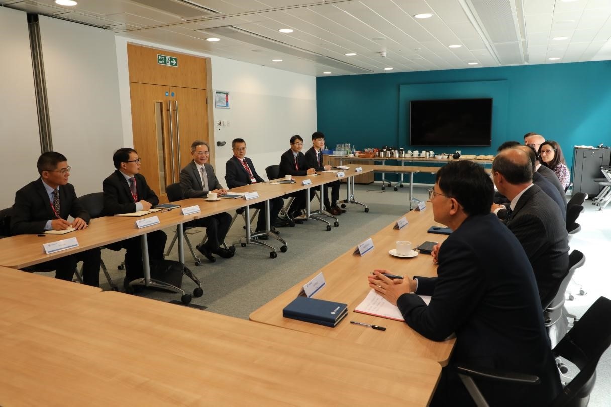 圖為中國駐英國大使鄭澤光與項目運營團隊及企業(yè)合作機構負責人座談現(xiàn)場。中國駐英國使館供圖