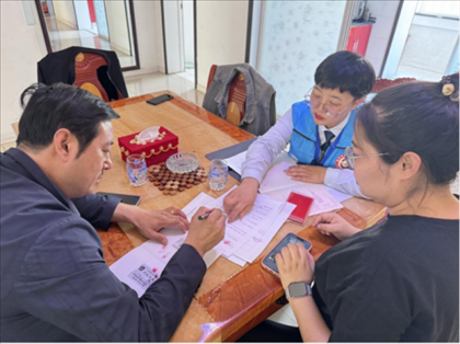 棋蒙政務(wù)企業(yè)服務(wù)中心幫辦代辦員為高老先生上門辦理業(yè)務(wù)。鄂托克旗政務(wù)服務(wù)與數(shù)據(jù)管理局供圖