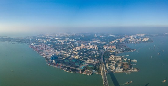 海南自貿(mào)港重點(diǎn)園區(qū)——洋浦經(jīng)濟(jì)開(kāi)發(fā)區(qū)（2023年12月31日攝，無(wú)人機(jī)全景照片）。新華社記者 蒲曉旭 攝