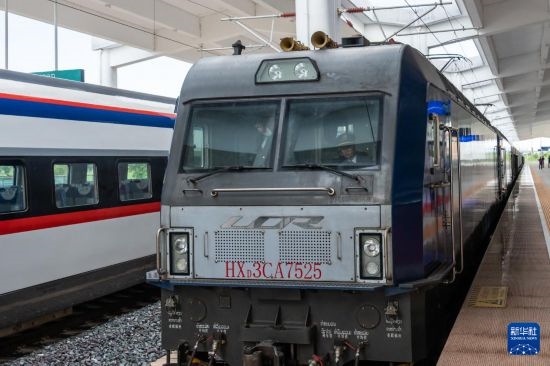 8月5日，由老撾籍火車司機(jī)獨(dú)立駕駛的滿載貨物的列車駛出中老鐵路萬(wàn)象站。新華社發(fā)（凱喬 攝）
