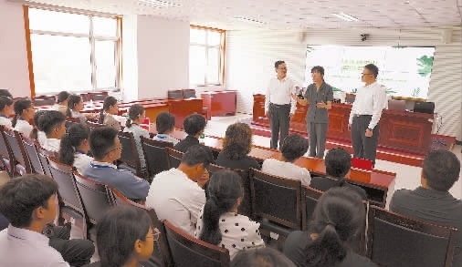 圖③：干警以表演節(jié)目的形式宣傳保護生態(tài)環(huán)境的法律法規(guī)。