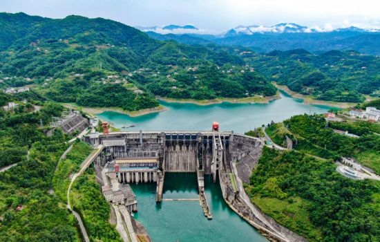 這是陜西安康水電站大壩（2024年6月21日攝，無(wú)人機(jī)照片）。新華社記者 蔡湘鑫 攝