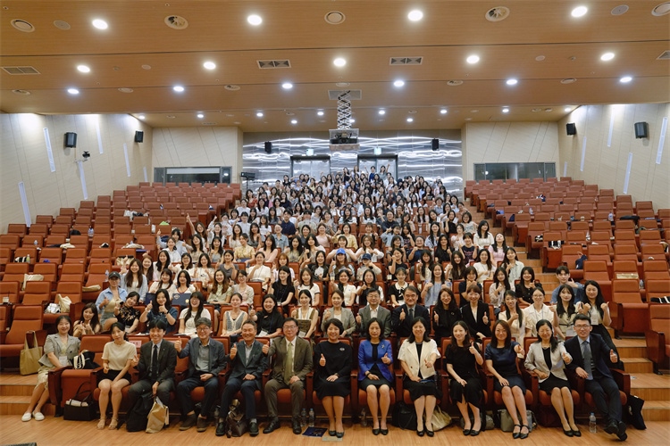 8月5日，第十一屆在韓國際中文教育志愿者崗中培訓舉行開班儀式。圖為活動現(xiàn)場合影。 教育部中外語言交流合作中心供圖