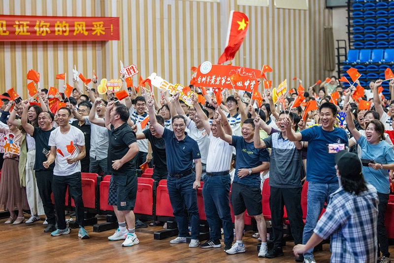 北京時間7月27日，2024年巴黎奧運會首個比賽日，在射擊10米氣步槍混合團體比賽中，中國選手黃雨婷/盛李豪獲得金牌。圖為黃雨婷的母校師生們通過收看奧運直播的方式為她加油助威。