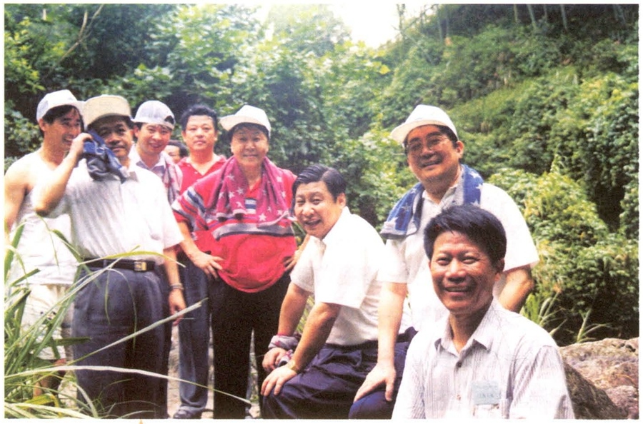 1999年6月，習(xí)近平在福州森林公園參加紀(jì)念毛主席“發(fā)展體育運(yùn)動，增強(qiáng)人民體質(zhì)”題詞47周年登山健身活動。（資料照片，來源：《習(xí)近平在福建》（下））