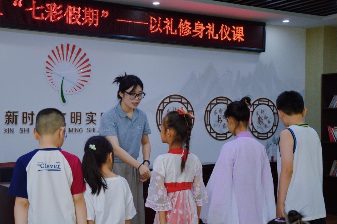 曲阜市小雪街道如意社區(qū)新時(shí)代文明實(shí)踐站以禮修身禮儀課。謝婉瑩 攝