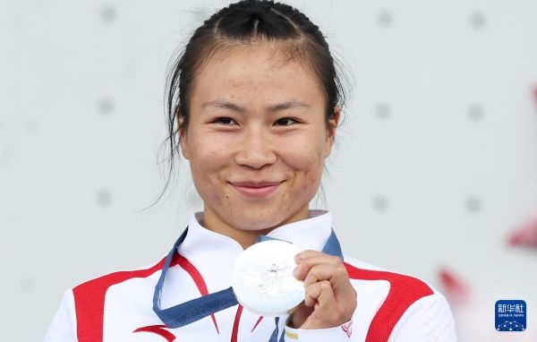 北京時(shí)間8月7日，在巴黎奧運(yùn)會(huì)攀巖女子速度賽比賽中，中國(guó)選手鄧麗娟獲得銀牌。圖為亞軍中國(guó)選手鄧麗娟在頒獎(jiǎng)儀式上。新華社記者 高靜 攝