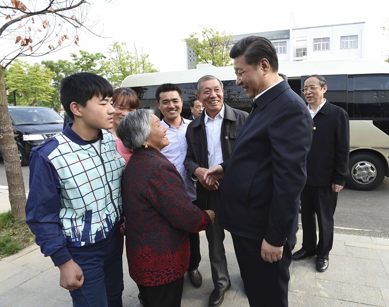 2016年4月25日，習(xí)近平在安徽省滁州市鳳陽縣小崗村看望當(dāng)年大包干帶頭人嚴(yán)金昌（右三）一家。