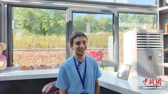 圖為外籍青年杜喬接受采訪。曹淼欣攝