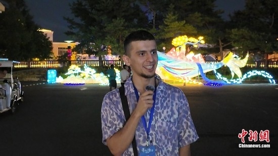 圖為外籍青年李浩然接受采訪。曹淼欣 攝