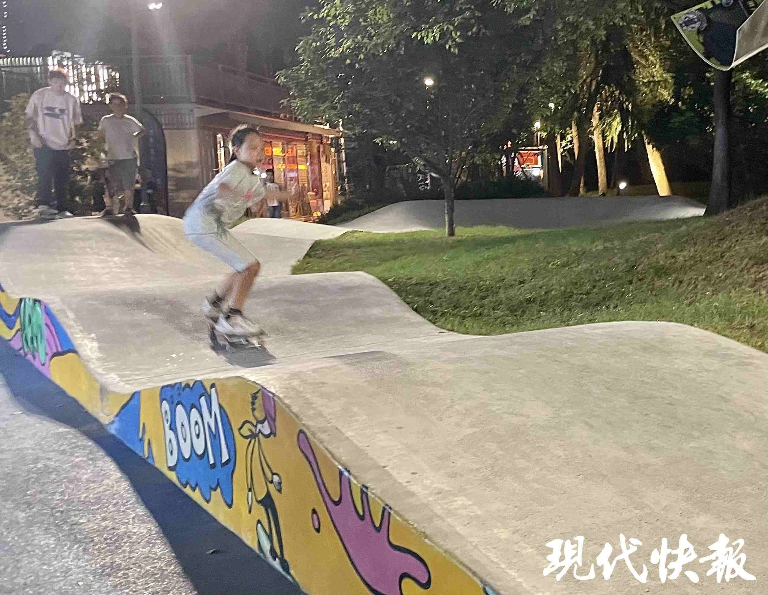 南京西城·夜未央的滑板場(chǎng)地上，一群青少年正在玩滑板