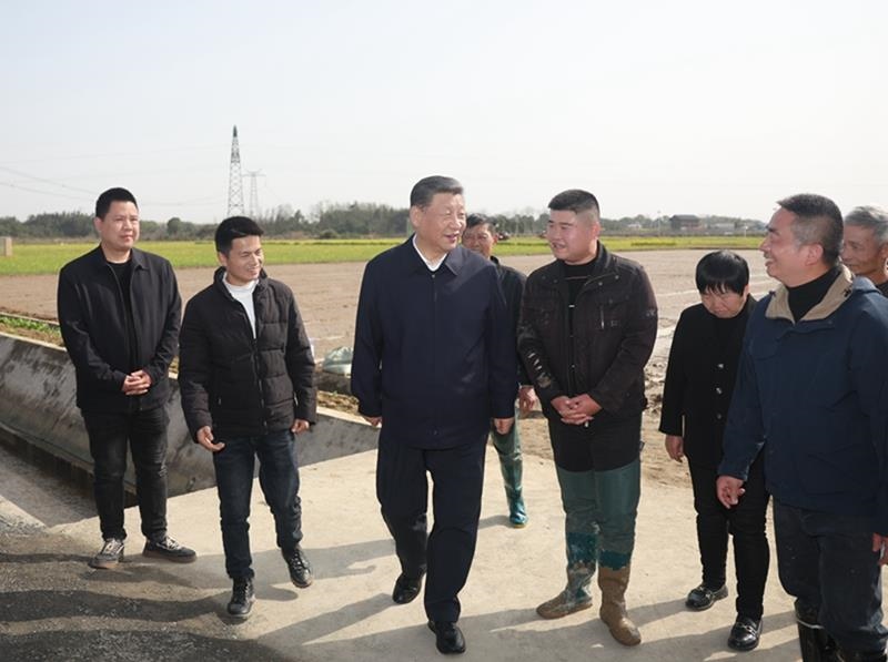 2024年3月19日，習(xí)近平總書記在湖南常德市鼎城區(qū)謝家鋪鎮(zhèn)港中坪村，同種糧大戶、農(nóng)技人員、基層干部親切交流。