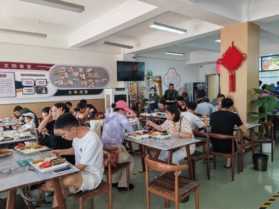 清水灣社區(qū)食堂坐滿了前來(lái)就餐的居民。新華社記者 鄒欣媛 攝