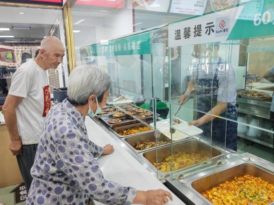 老年人在清水灣社區(qū)食堂就餐。新華社記者 鄒欣媛 攝