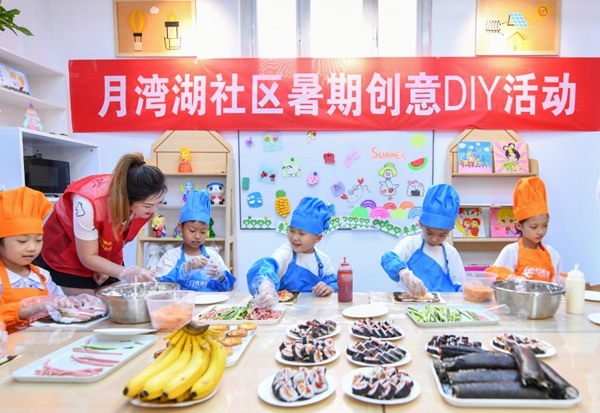 漯河市月灣湖社區(qū)青少年活動室里，志愿者教孩子們做手工。 齊國霞攝