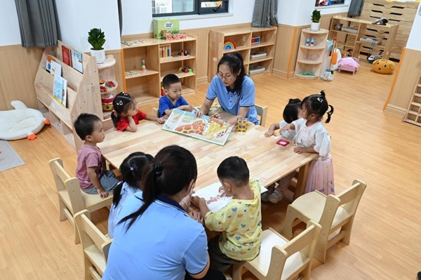 鄭州市金水區(qū)杜嶺街道工會專門開設(shè)了低幼兒童托管班。人民網(wǎng)記者王玉興攝