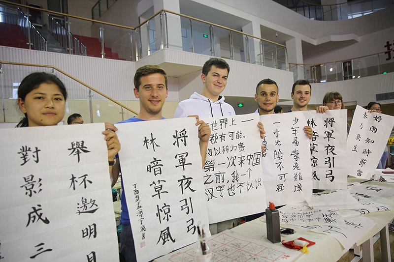 2017年6月5日，來自青島大學和中國石油大學（華東）的外國留學生在展示現(xiàn)場完成的書法作品。