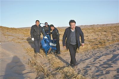 徐先英（右一）帶隊(duì)在沙漠腹地試驗(yàn)新型手扶式小沙障機(jī)。受訪者供圖