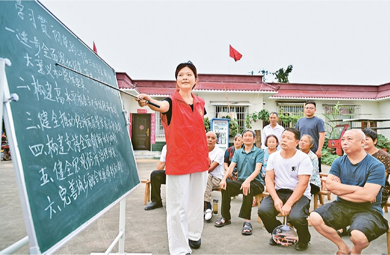 學(xué)習(xí)好貫徹好黨的二十屆三中全會(huì)精神，是當(dāng)前和今后一個(gè)時(shí)期全黨全國的一項(xiàng)重大政治任務(wù)。圖為2024年7月27日，四川省眉山市仁壽縣“小黑板”宣講小分隊(duì)，向基層黨員干部群眾宣講黨的二十屆三中全會(huì)精神。 人民圖片 潘帥/攝