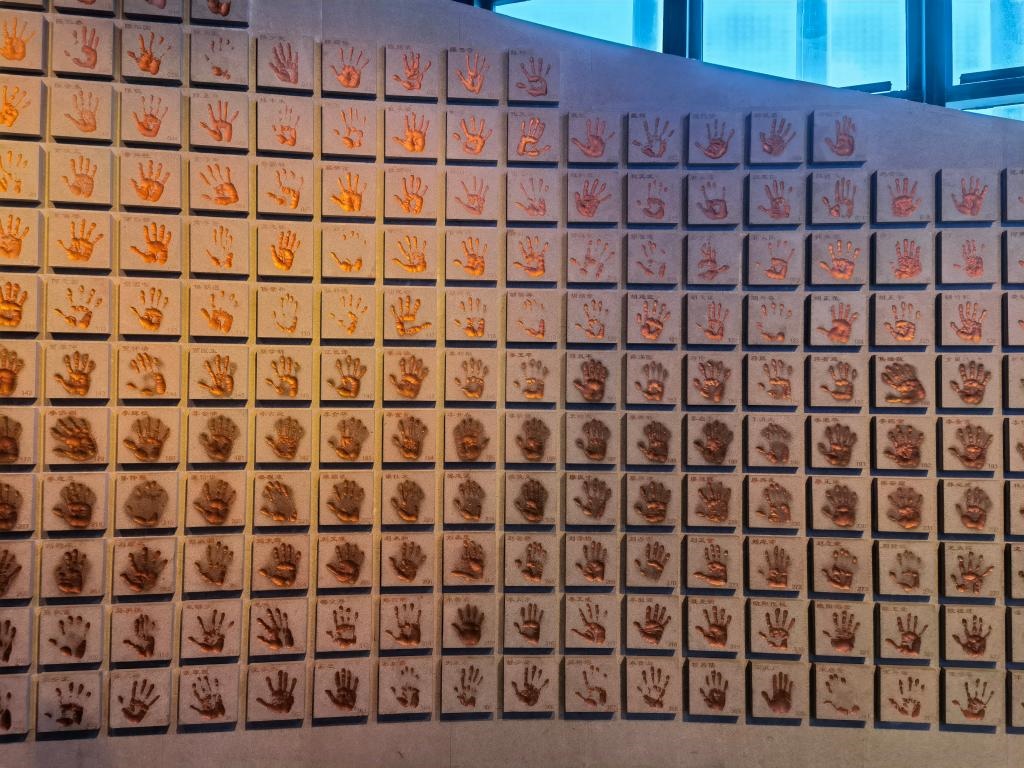 圖為侵華日軍南京大屠殺遇難同胞紀念館“三個必勝”展廳排列的648個鮮紅的手?。ň植浚?。新華社記者 邱冰清 攝