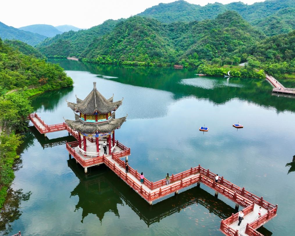 2024年8月11日，游客在湖南省雙牌縣陽(yáng)明山國(guó)家森林公園萬(wàn)和湖休閑游玩。新華社發(fā)（周秀魚(yú)春攝）
