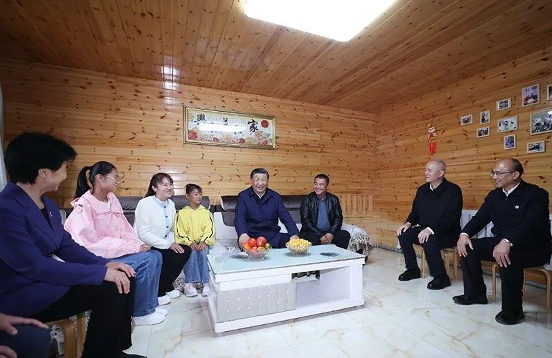 △2023年9月6日，習(xí)近平總書記在黑龍江大興安嶺地區(qū)漠河市北極村，同村民史瑞娟一家親切交談。