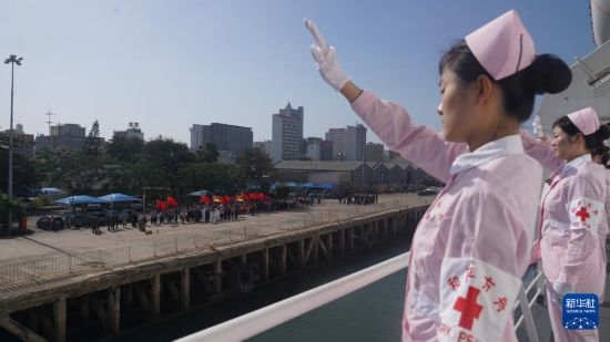 當(dāng)?shù)貢r間8月16日上午10時許，執(zhí)行“和諧使命-2024”任務(wù)的中國海軍“和平方舟”號醫(yī)院船圓滿結(jié)束對莫桑比克的訪問，駛離馬普托港，前往本次任務(wù)第五站南非。新華社發(fā)（曹春耀 攝）