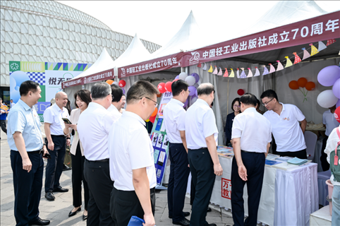 “書香滿園·輕閱七十年”圖書文化歡樂市集開市。主辦方供圖