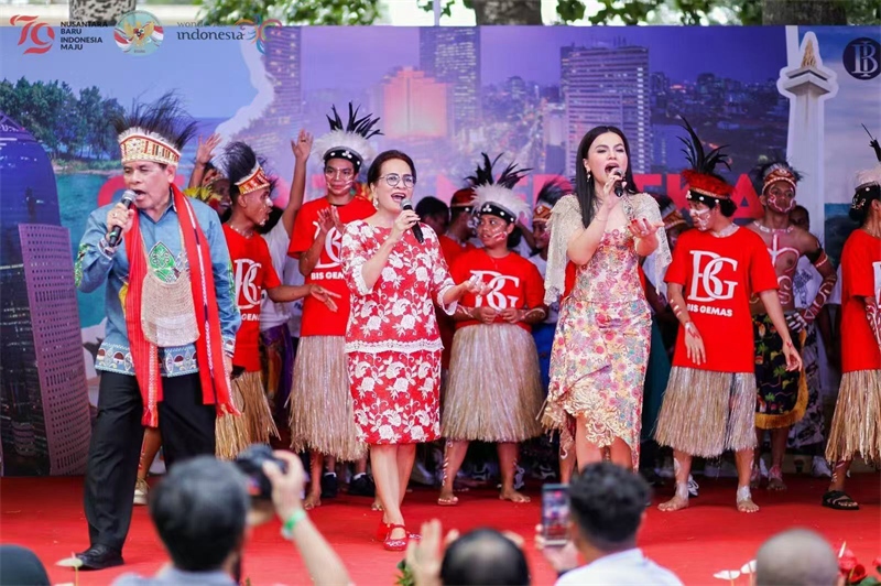 大使夫婦與演員一起共唱《明天會(huì)更好》。