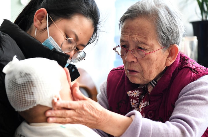2022年11月16日，在陜西省榆林市佳縣，路生梅（右）在家中為患兒義診。 新華社發(fā)（鄒競一 攝）