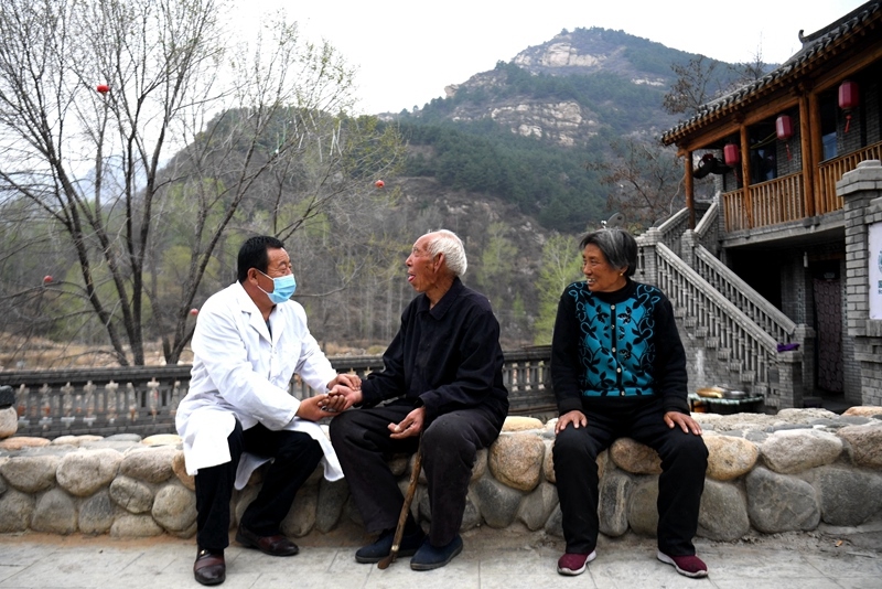 2020年4月15日，在河北阜平縣龍泉關鎮(zhèn)駱駝灣村，村醫(yī)霍建國為村民把脈。