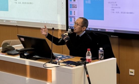 從去年秋天起，還在治療中的朱銳就堅持給本科生開課。（受訪者供圖）