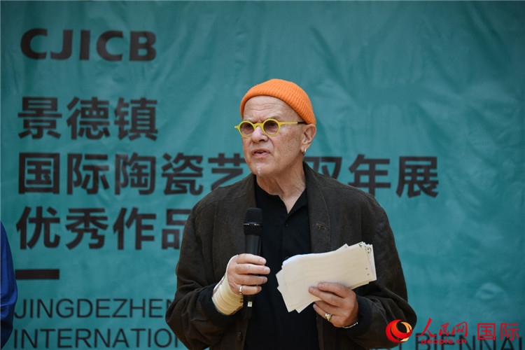 瑞典藝術家托比恩·卡爾斯博致辭。人民網(wǎng)記者 殷淼攝