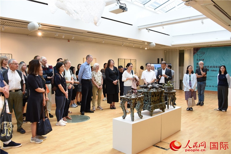 來賓參觀展覽作品。人民網(wǎng)記者 殷淼攝