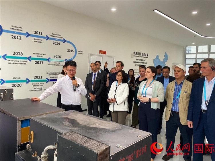 于民向駐華外交官和國際組織駐華代表介紹企業(yè)發(fā)展情況。人民網 宋歌攝