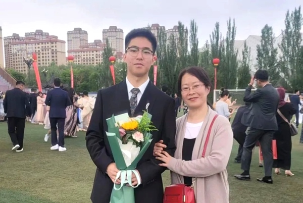 劉傲寒和媽媽合影。北航供圖