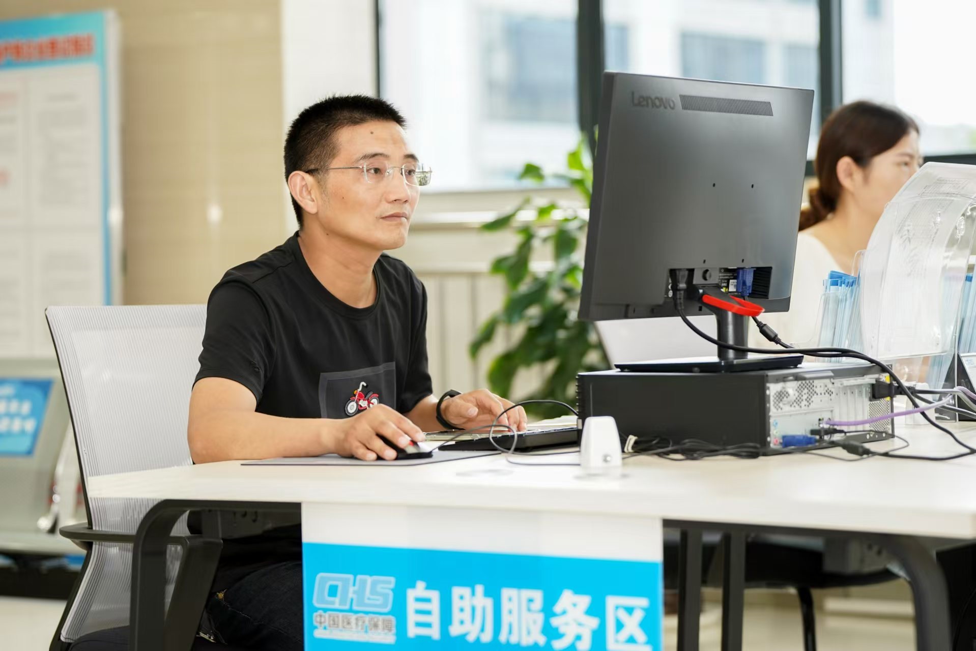 安徽省池州市市民在市政務(wù)服務(wù)大廳辦理業(yè)務(wù)。人民網(wǎng)記者 王銳攝