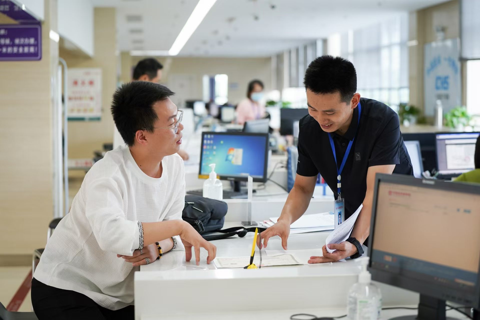 安徽省池州市市民在市政務(wù)服務(wù)大廳辦理業(yè)務(wù)。人民網(wǎng)記者 王銳攝
