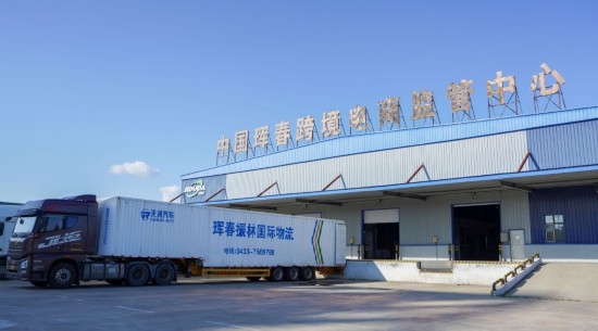 2024年8月13日，貨車在吉林省延邊朝鮮族自治州琿春綜合保稅區(qū)跨境電商物流倉(cāng)庫(kù)裝載商品?，q春市位于中俄朝三國(guó)交界處，是吉林省唯一對(duì)俄口岸城市。近年來，琿春依托口岸，積極發(fā)展進(jìn)出口加工、能源、跨境電商等產(chǎn)業(yè)集群。