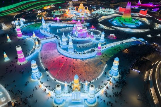 2024年1月1日，來自世界各地的游客在哈爾濱冰雪大世界園區(qū)內(nèi)游玩（無人機(jī)照片）。