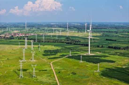 這是2024年7月19日拍攝的內(nèi)蒙古通遼238萬千瓦風(fēng)電項(xiàng)目（無人機(jī)照片）。此項(xiàng)目每年可將75億千瓦時(shí)清潔電能經(jīng)扎魯特—青州±800（千伏）直流特高壓外送通道送至山東地區(qū)消納，相當(dāng)于滿足受端地區(qū)超過300萬戶居民家庭用電需求，節(jié)約標(biāo)煤261萬噸，減少二氧化碳排放634萬噸。